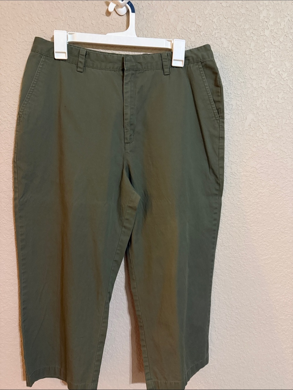 Women’s Eddie Bauer Olive Green Cropped pants Sz 14